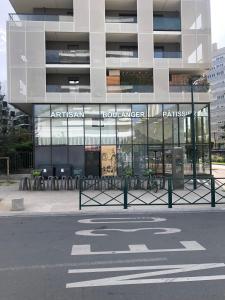 um edifício com uma placa no lado de uma rua em Flat near Paris em Gennevilliers