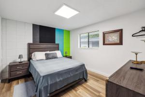 1 dormitorio con 1 cama y suelo de madera en Harbourside Flats en Fort Lauderdale