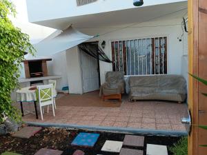 ein Wohnzimmer mit Sofa und Tisch in der Unterkunft MI CASITA DE LA PLAYA in Puerto del Carmen