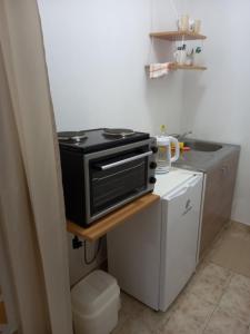 La cocina está equipada con tostadora, horno y encimera. en Sobe dujakovic 