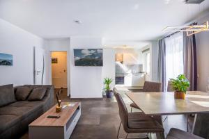 Haus Nani في باد جاستاين: غرفة معيشة مع أريكة وطاولة