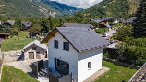 une vue aérienne sur une maison blanche avec un toit gris dans l'établissement Escapade Mauriennaise, à Saint Avre la Chambre