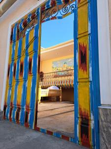 een kleurrijke glazen deur in een gebouw met een balkon bij Tarallo Hotel in Bukhara