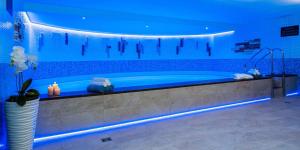 Bazén v ubytování WX Hotel nebo v jeho okolí