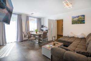 een woonkamer met een bank en een tafel bij Haus Nani in Bad Gastein