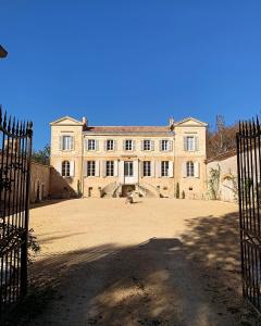 una casa grande con un gran patio frente a ella en Château Le Repos en Rouffignac-de-Sigoulès