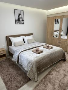 Un dormitorio con una cama grande con dos toallas encima. en Rozi apartments, en Zagreb