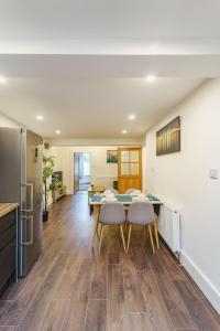 een keuken en eetkamer met een tafel en stoelen bij Augusta lodge Moseley in Birmingham