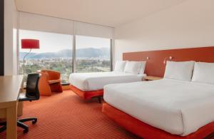 Voodi või voodid majutusasutuse Fairfield by Marriott Bogota Embajada toas
