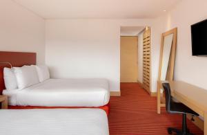 Televiisor ja/või meelelahutuskeskus majutusasutuses Fairfield by Marriott Bogota Embajada