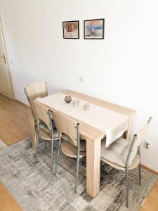 una mesa de comedor y sillas en una habitación en Duplex House, en Bijeljina