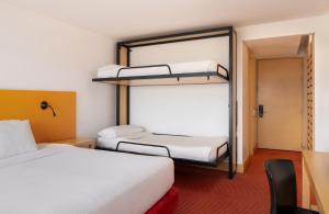 Voodi või voodid majutusasutuse Fairfield by Marriott Bogota Embajada toas