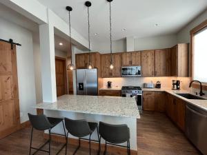 Kuchyň nebo kuchyňský kout v ubytování Brand New! Private hot tub, bunk room and walkable to restaurants/shops