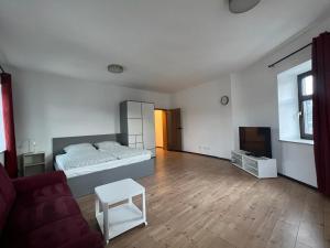 Duży, biały pokój z łóżkiem i kanapą w obiekcie City Appartement A zur ewigen Lampe dritte Etage in ein historisches Denkmalschutz mit Garage w mieście Brühl
