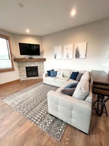 TV a/nebo společenská místnost v ubytování Brand New! Private hot tub, bunk room and walkable to restaurants/shops