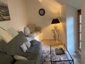 sala de estar con sofá y mesa en Le Gite des Jardins de Mazamet, en Mazamet
