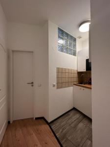 eine weiße Küche mit einer Tür und einer Theke in der Unterkunft City Appartement A zur ewigen Lampe dritte Etage in ein historisches Denkmalschutz mit Garage in Brühl