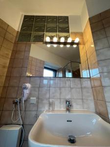 ein Bad mit einem Waschbecken und einem Spiegel in der Unterkunft City Appartement A zur ewigen Lampe dritte Etage in ein historisches Denkmalschutz mit Garage in Brühl