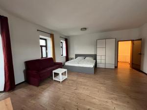 sypialnia z łóżkiem, kanapą i stołem w obiekcie City Appartement A zur ewigen Lampe dritte Etage in ein historisches Denkmalschutz mit Garage w mieście Brühl