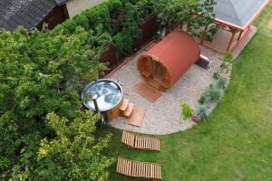 una vista aérea de un jardín con una mesa circular y sillas en Pensjonat Srebrny Klon, en Bytów
