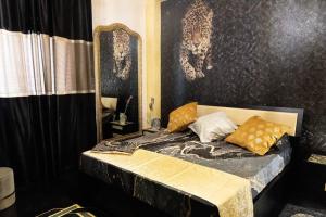 Ένα ή περισσότερα κρεβάτια σε δωμάτιο στο Dubai RC luxury