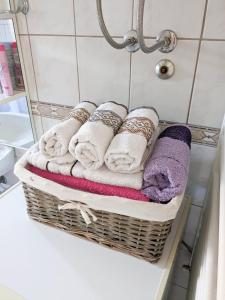 una cesta de toallas sentada en una encimera en el baño en Duplex House, en Bijeljina