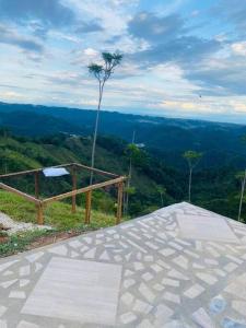 uitzicht op een heuvel met uitzicht op een vallei bij RIO CLARO ANT, Acogedora CASA con hermosa vista in Naranjo