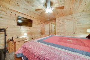 - une chambre avec un lit et un ventilateur de plafond dans l'établissement Fort Towson Cabin Less Than 1 Block to Raymond Gary Lake, à Fort Towson
