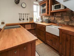 Kuchyň nebo kuchyňský kout v ubytování Maple Tree Cottage