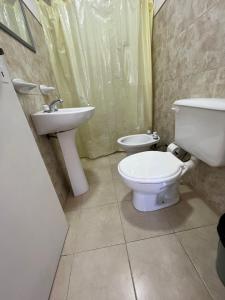 a bathroom with a toilet and a sink at El elegido por parejas y estudiantes in Resistencia