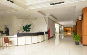 a lobby of a hospital with a reception counter at Studio Lavender Galeri Ciumbuleuit 2 in Bandung
