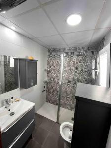 a bathroom with a shower and a toilet and a sink at Piso céntrico en Paterna in Paterna