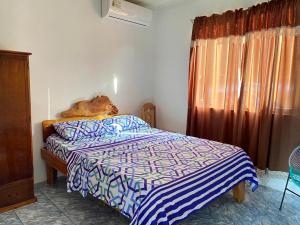 Apartamento Tamar في كيبوس: غرفة نوم بسرير عليه رأس كلب
