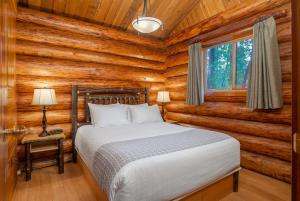 Postel nebo postele na pokoji v ubytování Tigh-Na-Mara Seaside Spa Resort
