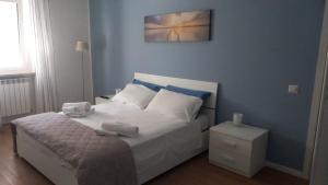 um quarto com uma cama com duas toalhas em Carla's House em Bolsena