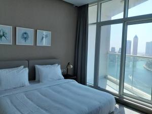 Postel nebo postele na pokoji v ubytování Huge Studio In Downtown Dubai, Six Minutes to Dubai Malls