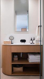 La salle de bains est pourvue d'un lavabo et d'un miroir. dans l'établissement Octavia Casa, à Mexico