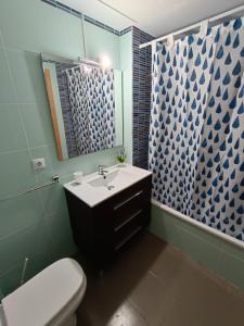 een badkamer met een wastafel, een toilet en een douche bij apartamento Castilla in Almodóvar del Río