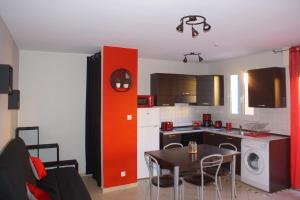 Kuchyň nebo kuchyňský kout v ubytování Les terrasses de Lozari