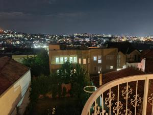 uma vista da cidade à noite a partir de uma varanda em Sovran's dream 2bedroom Apt 10min wak from center em Pristina