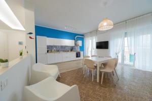 a kitchen and dining room with a table and chairs at Majú Home in Maiori