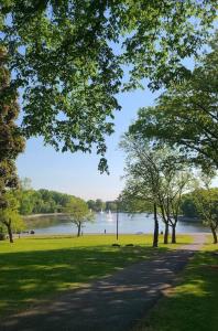 een pad in een park met een meer en bomen bij Cozy House 20 min to NYC up to 8 People in Fairview