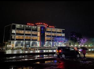 un edificio con una macchina davanti di notte di Royal Tughimbe Hotel a Mbeya
