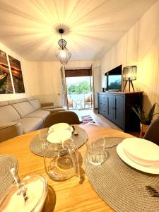 een woonkamer met een houten tafel met borden erop bij Apartament 25 Rowery, Spacery w Dolinie Baryczy - 5D Apartamenty in Milicz