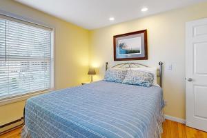 Un dormitorio con una cama con edredón azul y una ventana. en Post Road Charmer, en Moody 22 fotos más