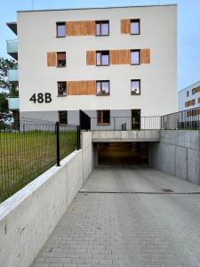 een extern uitzicht op een gebouw met een loopbrug bij Apartament 25 Rowery, Spacery w Dolinie Baryczy - 5D Apartamenty in Milicz