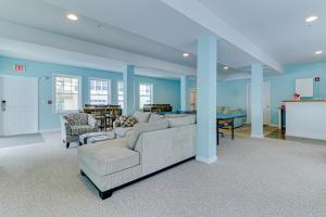 Una sala de estar con un sofá y sillas y una mesa. en Post Road Charmer, en Moody