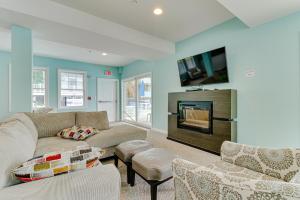 Una sala de estar con un sofá y una chimenea. en Post Road Charmer, en Moody