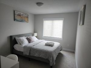 um quarto com uma cama com duas toalhas em Dorothy's Place em Ottawa