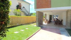 a backyard with a lawn and a fence at My Bnb Pisa in Pisa